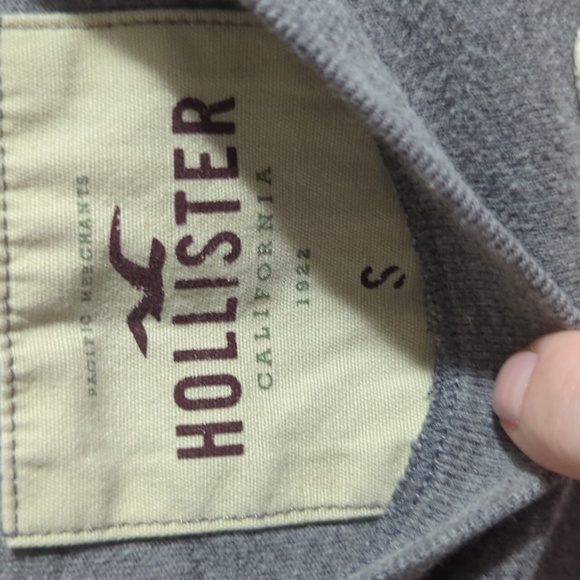Hollister t-shirt - Picture 2 of 2